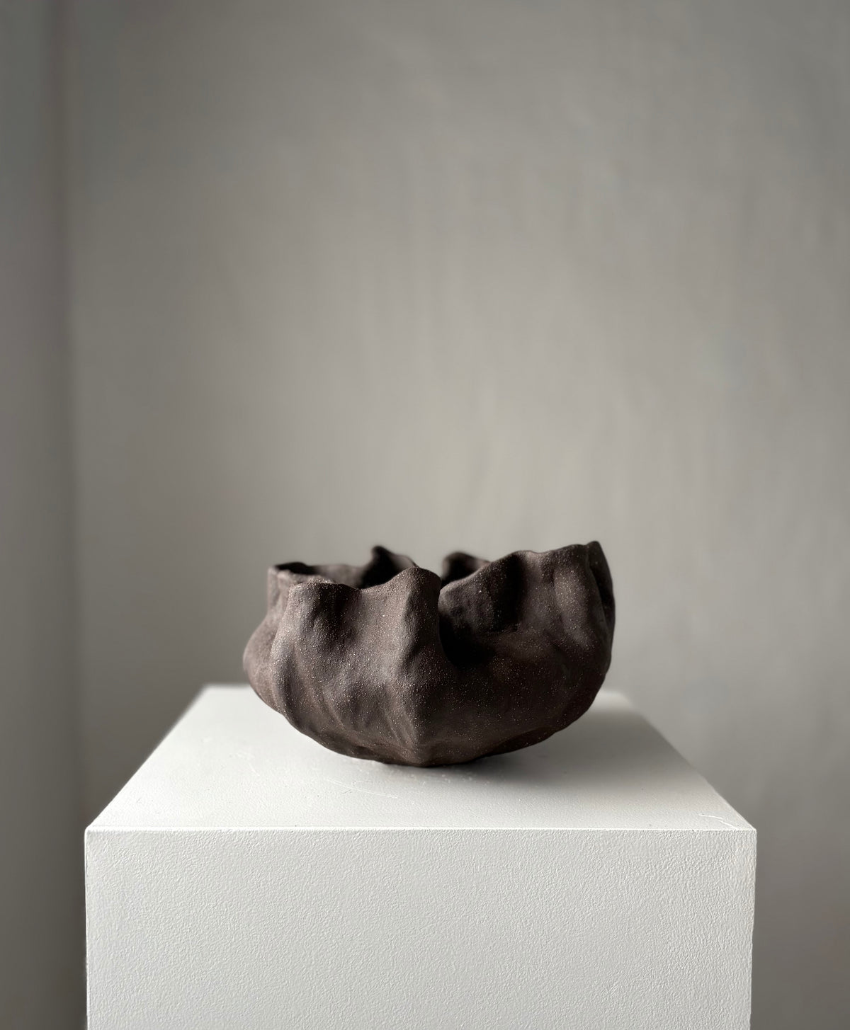 SKULPTUR SORT KNOP - MELLEM