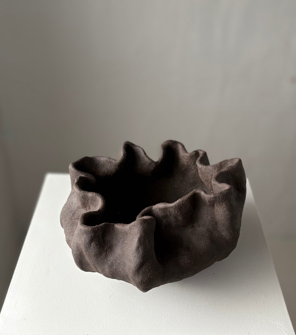 SKULPTUR SORT KNOP - MELLEM