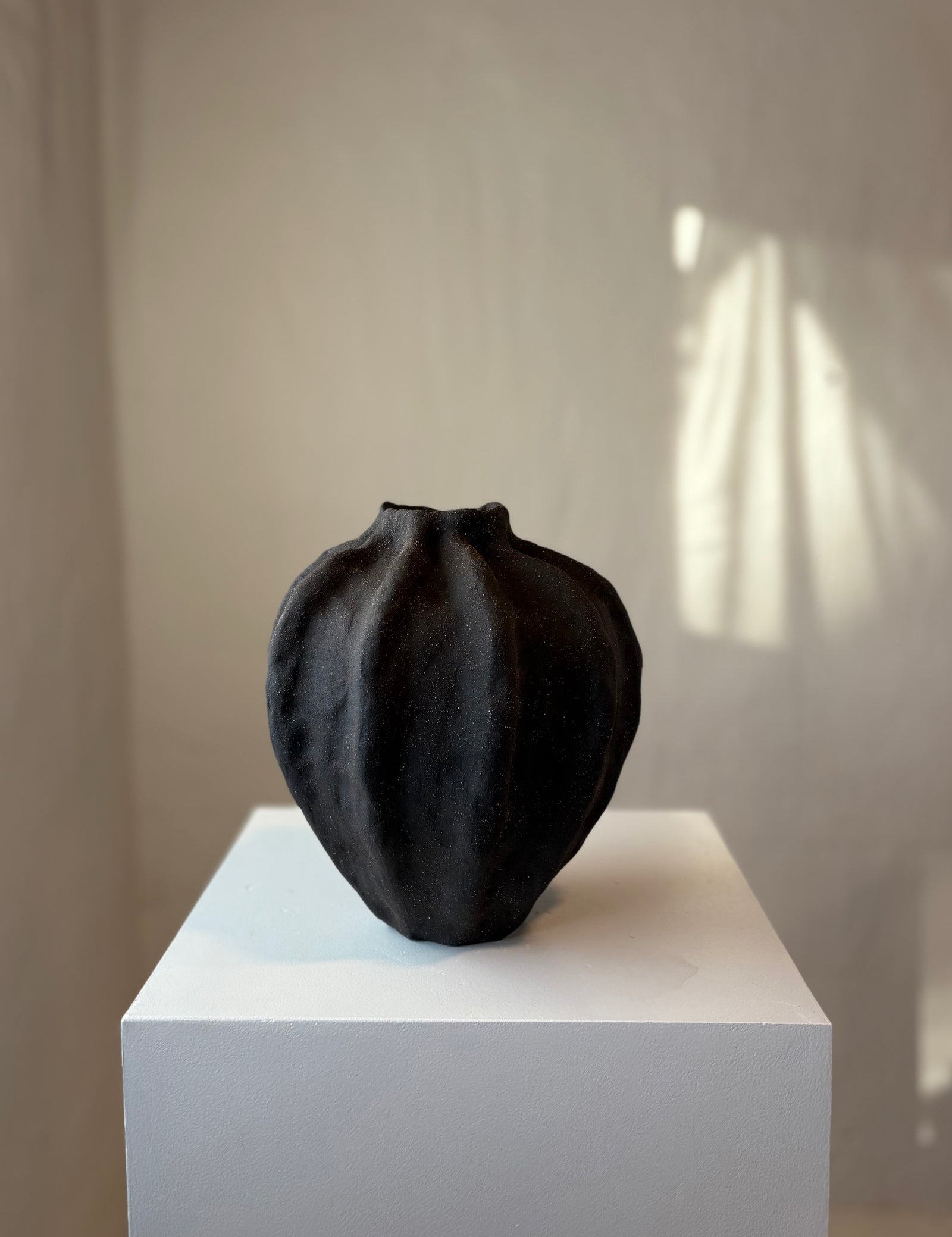 DRÅBE VASE SORT - MELLEM