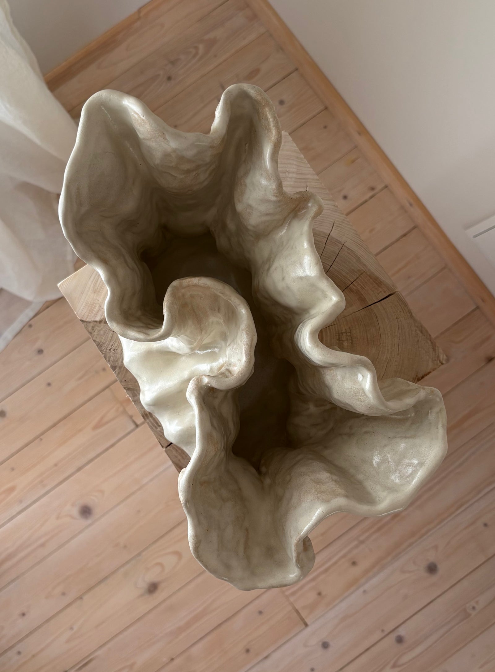 BØLGE VASE HVID/BEIGE BLØD 01