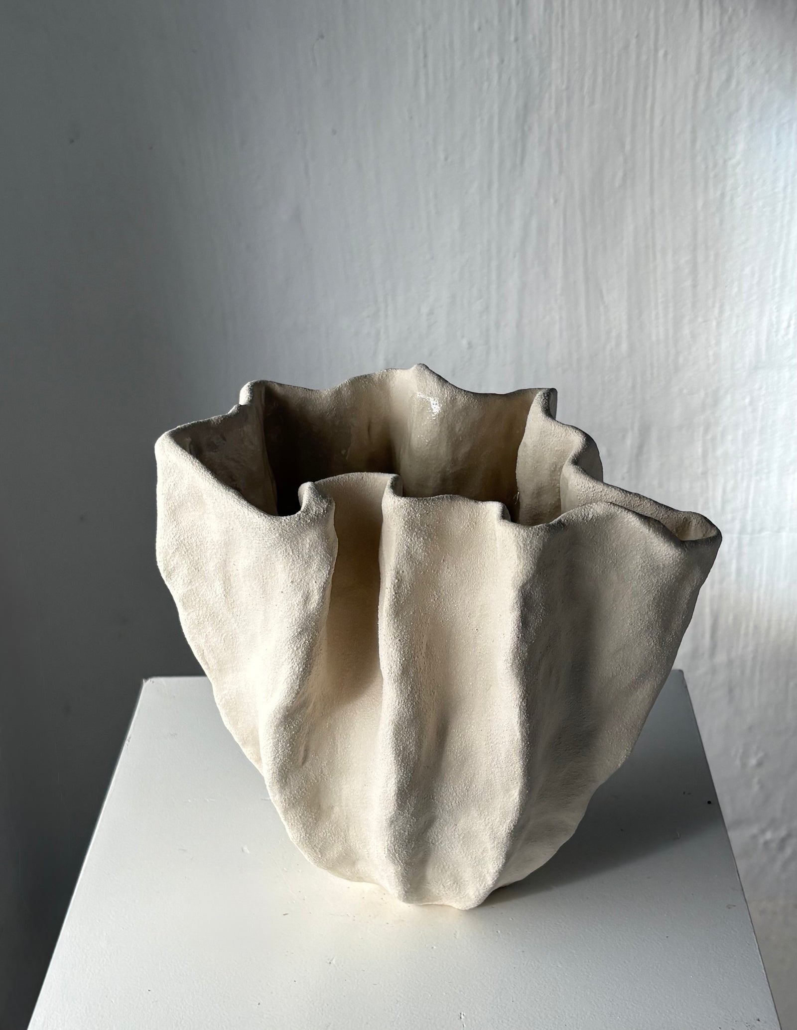 BØLGE VASE HVID/BEIGE - MELLEM 02