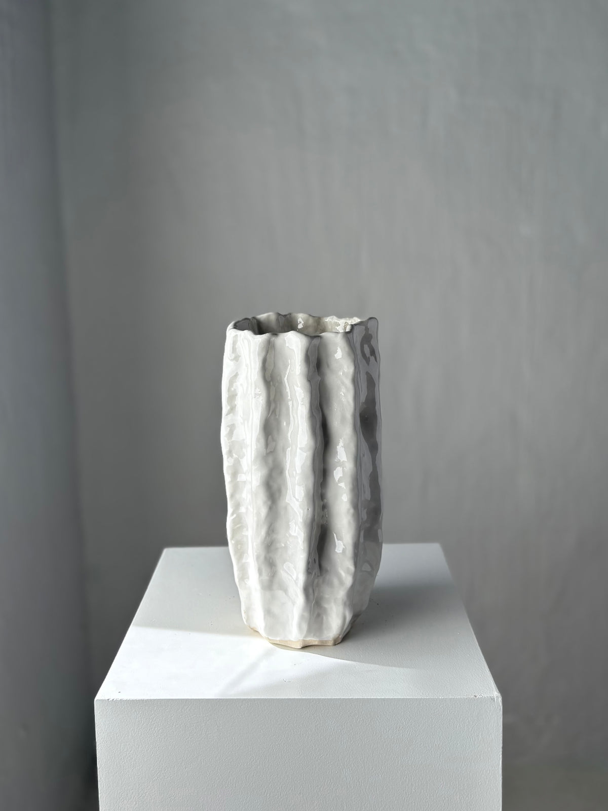 BØLGE VASE HVID - HØJ 01