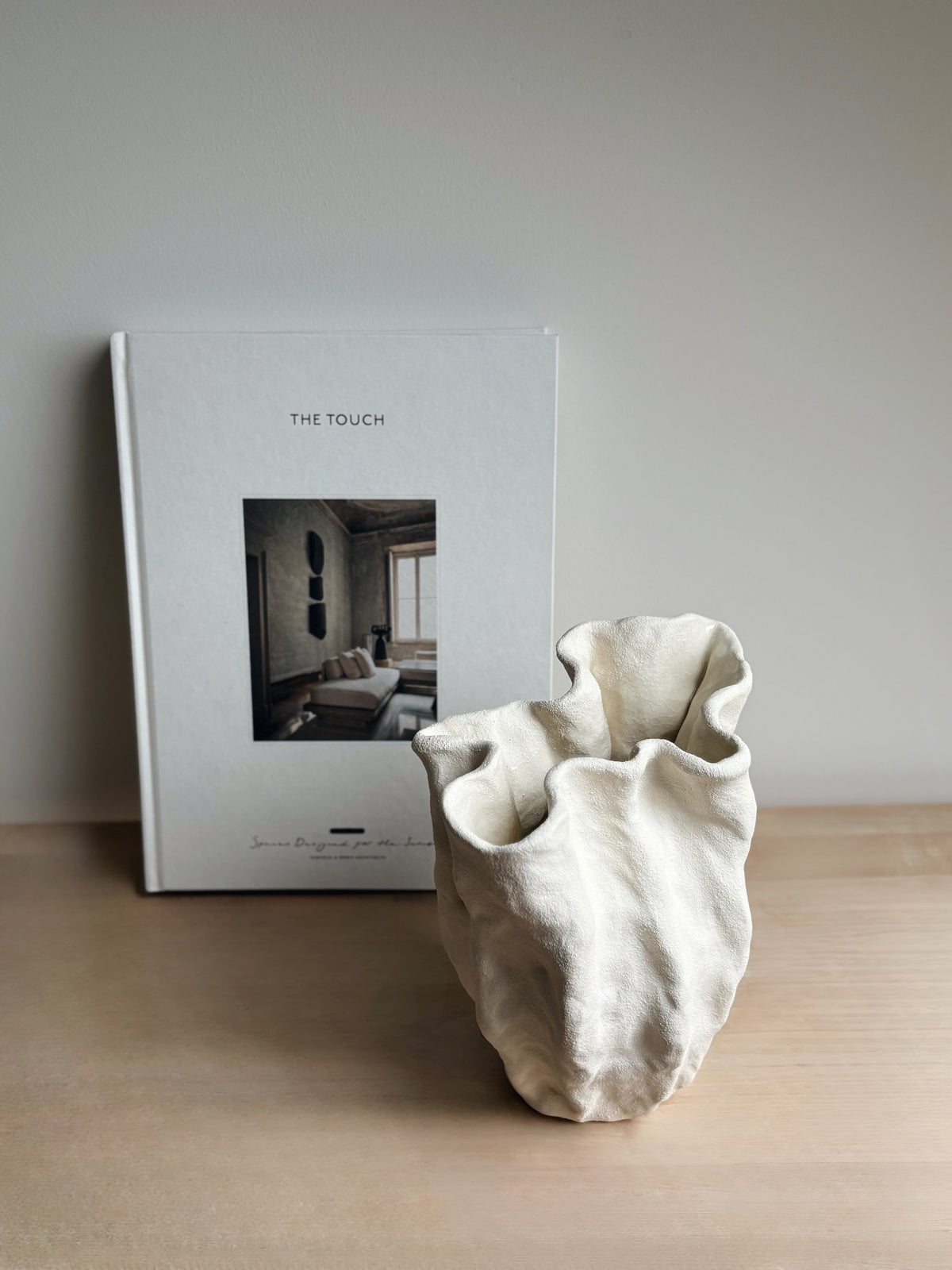 BØLGE VASE HVID/BEIGE - MELLEM 01
